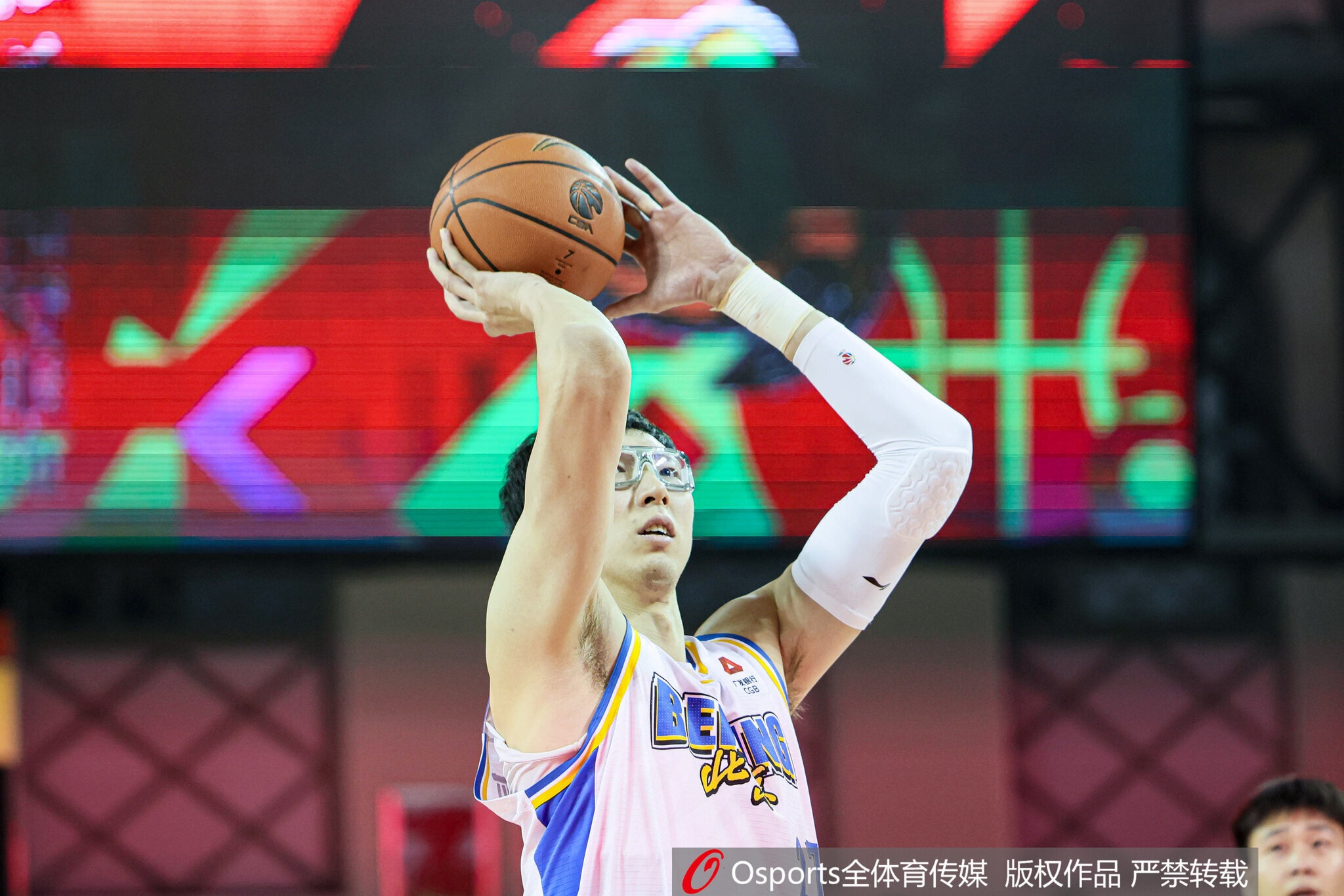 华体会-真该练练罚球了!周琦半场4罚全铁 仅得到3篮板1失误&正负值-10